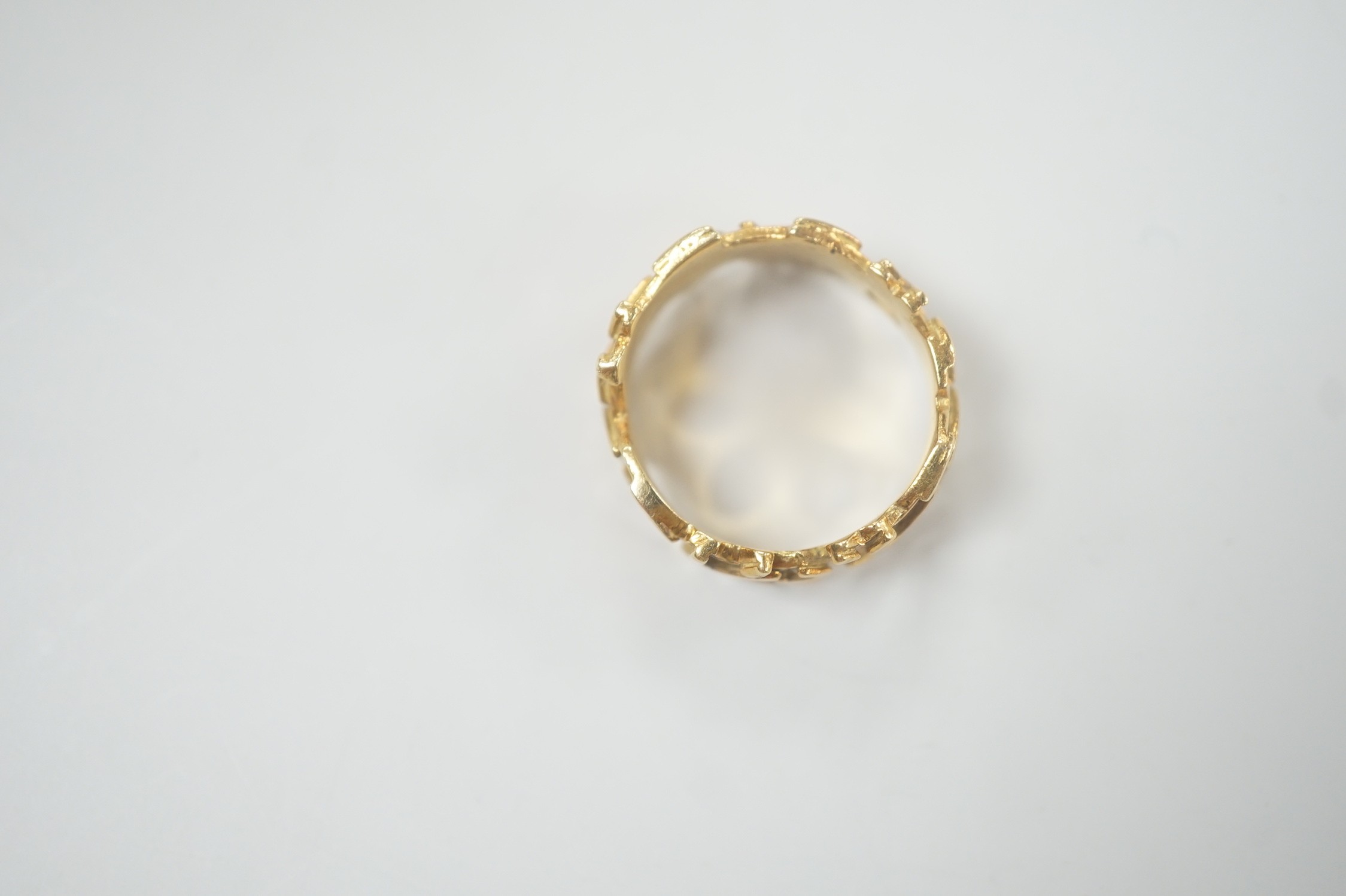 A modern stylish 18ct gold band, size N/O, 7.8 grams.